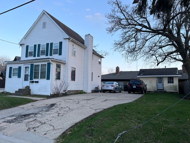 Building Photo - 154 E Mill St Unit Wauconda apartment