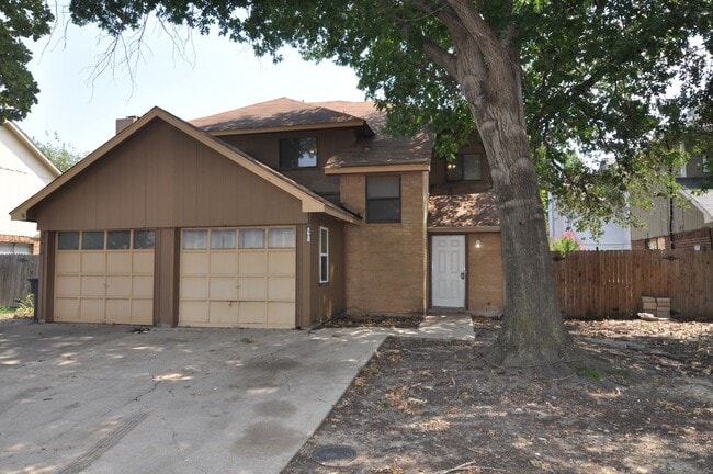 Building Photo - Spacious 4-Bedroom, 2-Bathroom Townhome in...