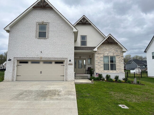 Building Photo - Georgous Large Open Floor Plan Home with Easy Commute to Nashville
