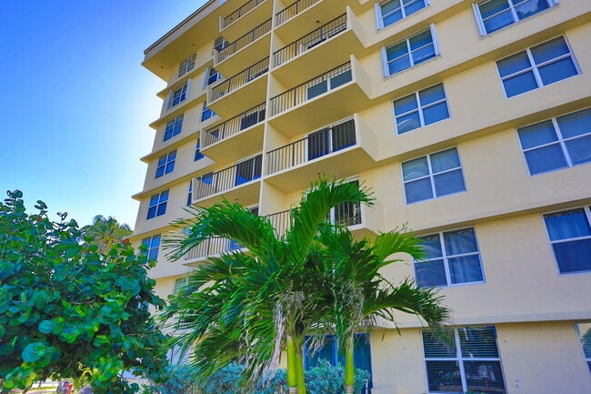 Building Photo - 1009 N Ocean Blvd Unit 211