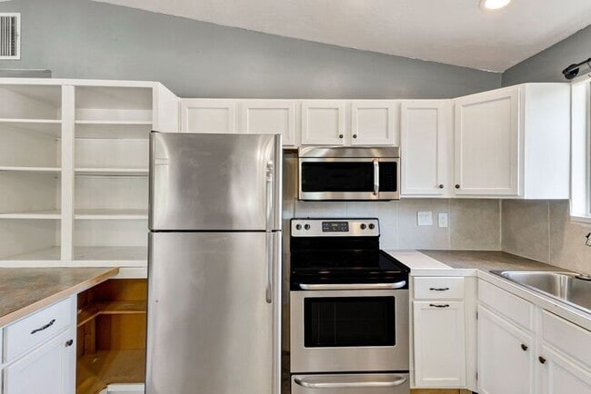 Photo - Spacious 5 Bed, 3 Bath with Sunroom