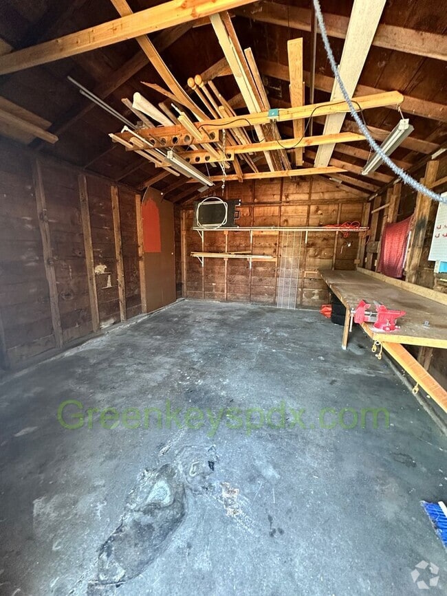 Building Photo - Huge 3 Bedroom 2 Bathroom House in Heart o...