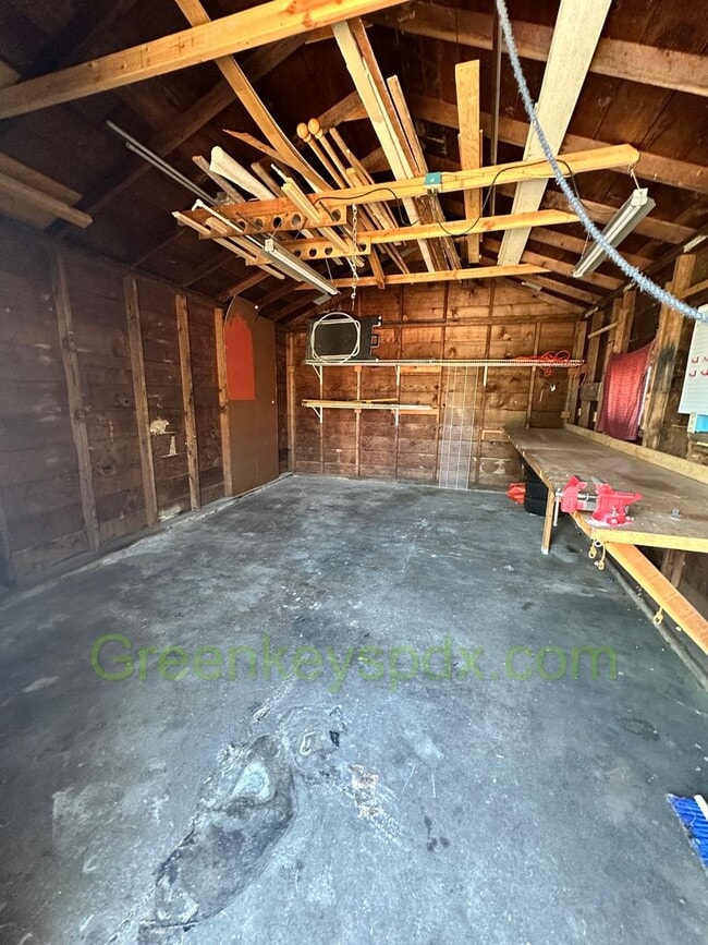 Building Photo - Huge 3 Bedroom 2 Bathroom House in Heart o...