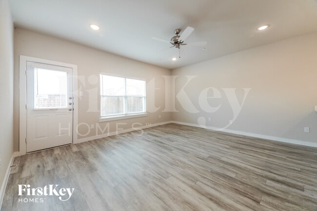 Photo - 321 Aveen Path