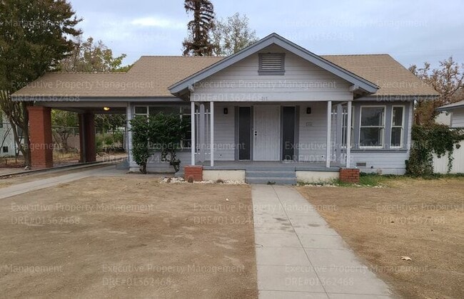 Building Photo - 3 bedroom/ 2 bathroom house located in East Bakersfield near a hospital and an elementary school.
