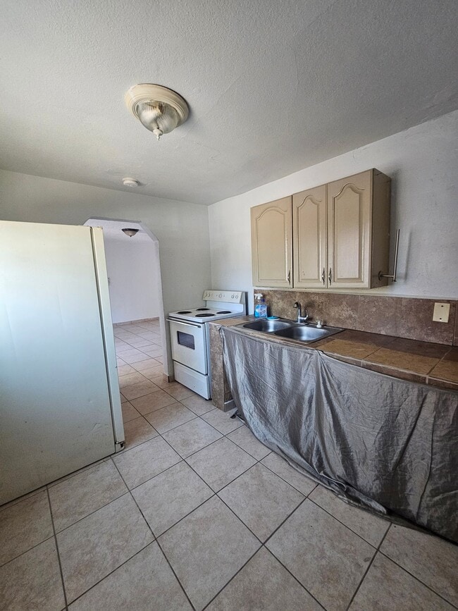 5911 W Lamar Rd Unit 1