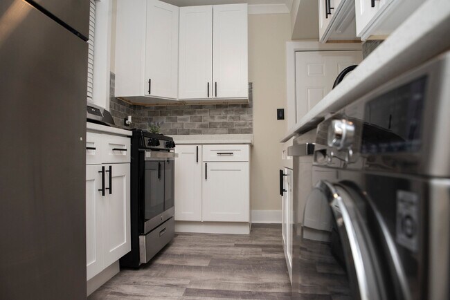 Building Photo - 3837 N Greenview Ave Unit GDN