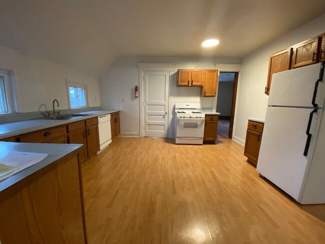 Building Photo - 743 Academy St Unit 2