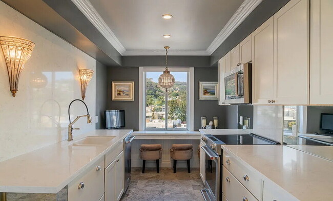 Building Photo - "Chic 1-Bedroom Retreat on Iconic Hollywood Blvd – The Perfect Urban Oasis!"