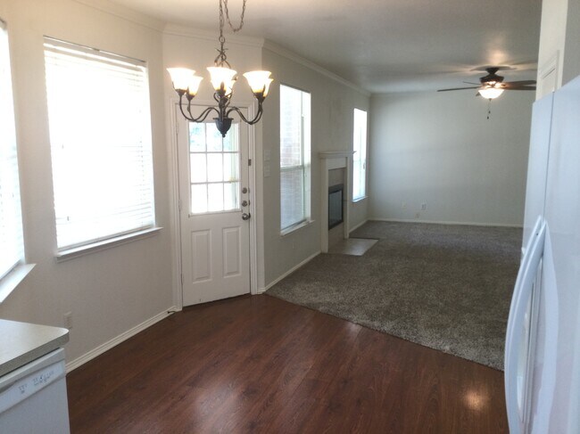 Photo - 2208 Ridgewood Dr House