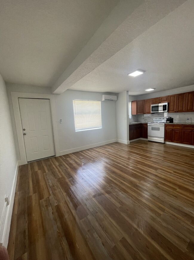 Photo - 646 Latona Ave Apartamentos Unidad 645 Latona Ave  2
