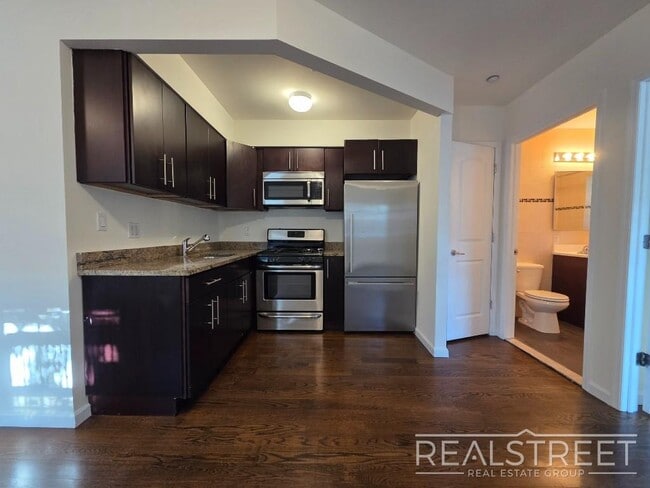 Building Photo - Beautiful renovated 1br Apartment