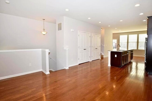 Photo - 863 Barclay Cir