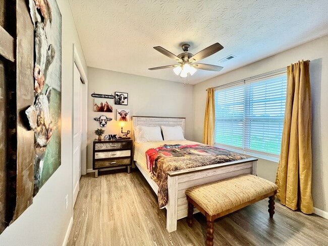 Photo - NEW Farmhouse Retreat Rustic decor and Coz...