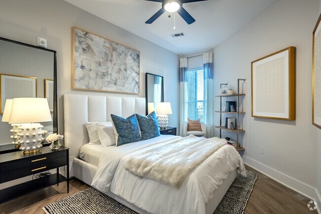 1BR, 1BA - 700 SF