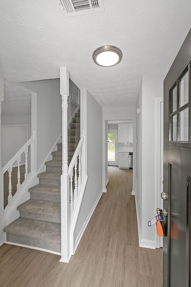 Photo - 1250 Della Way