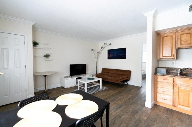 Building Photo - 924 SE 2nd St Unit 3