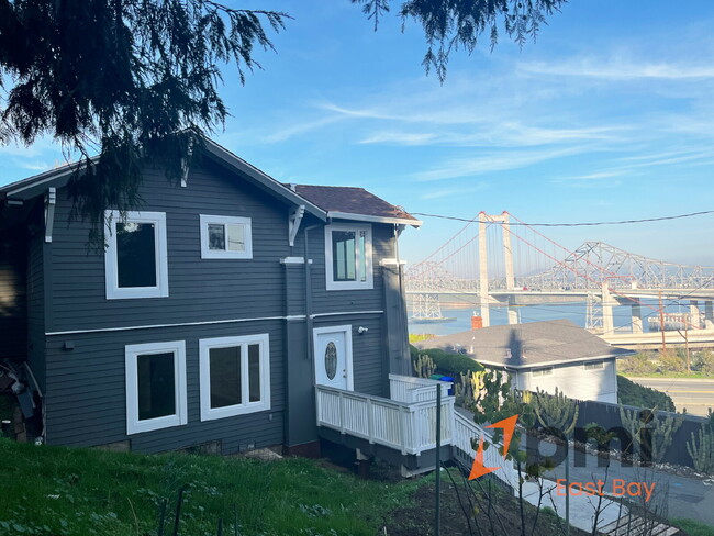 Building Photo - Captivating 3br / 1ba Apartment with Stunn... Unit B