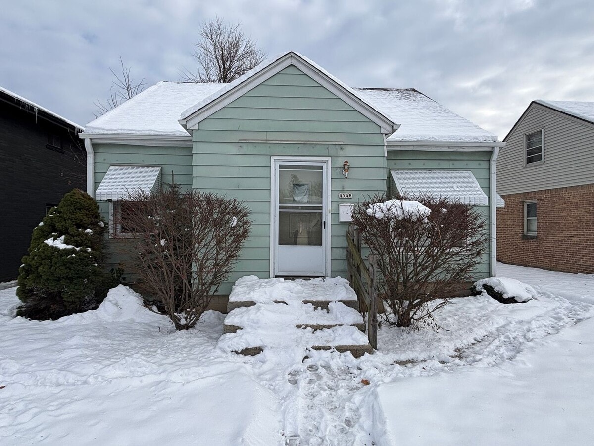 WOW 3BR SINGLE FAMILY WITH 2 FULL BATHS FINISHED LOWER LEVEL, TONS OF SPACE - WOW 3BR SINGLE FAMILY WITH 2 FULL BATHS FINISHED LOWER LEVEL, TONS OF SPACE