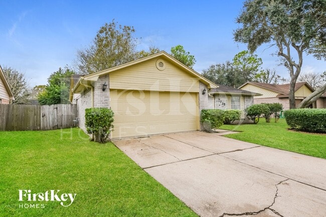 2718 N Brompton Dr