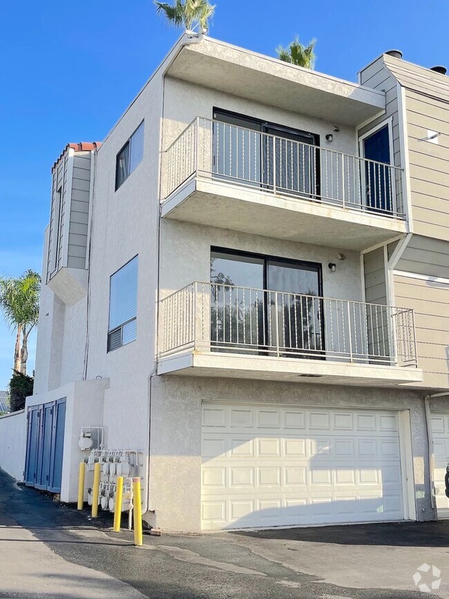 Building Photo - Upgraded Tri-Level Townhome w/ 2-Car Garage