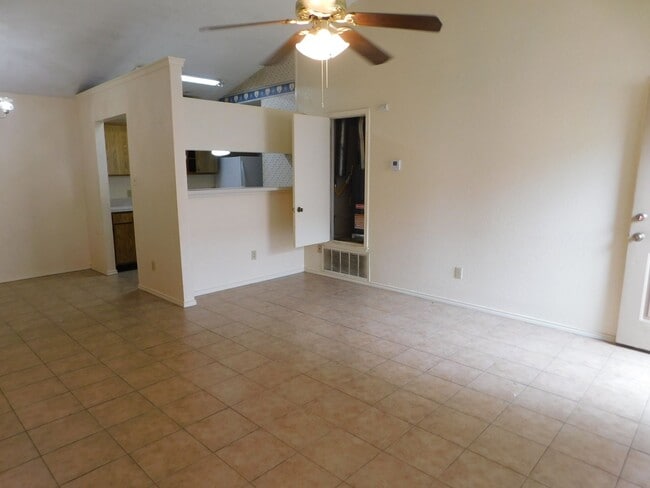 Photo - Stockton Properties ( 2025/27 Redwing Way ) Unidad 2027