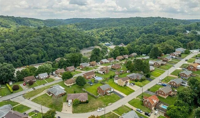 Photo - BEAUTIFUL HAVEN!  MOVE-IN READY 3 BEDROOM,...