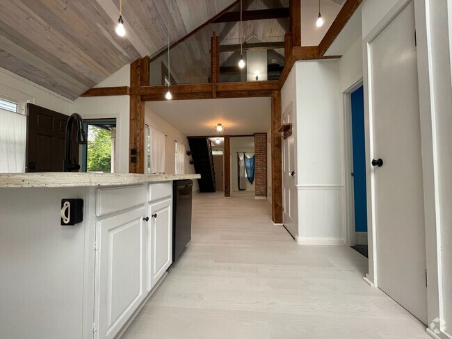 Building Photo - Charming - updated and well maintained - 2... Rental