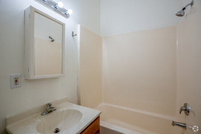 #7 Studio, 1BA, - 591sf - Bathroom