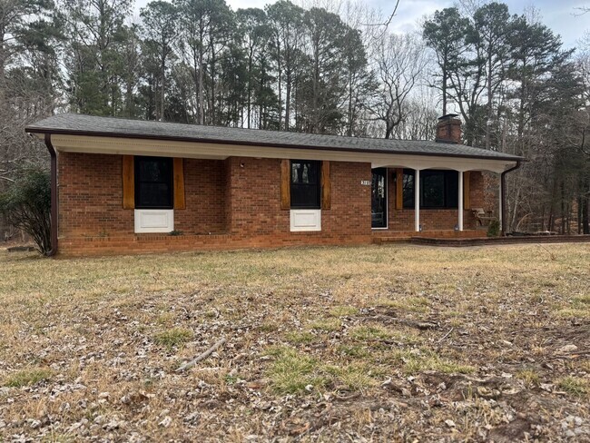 Building Photo - 3 Bedroom Brick Ranch on Half Acre Lot Rental