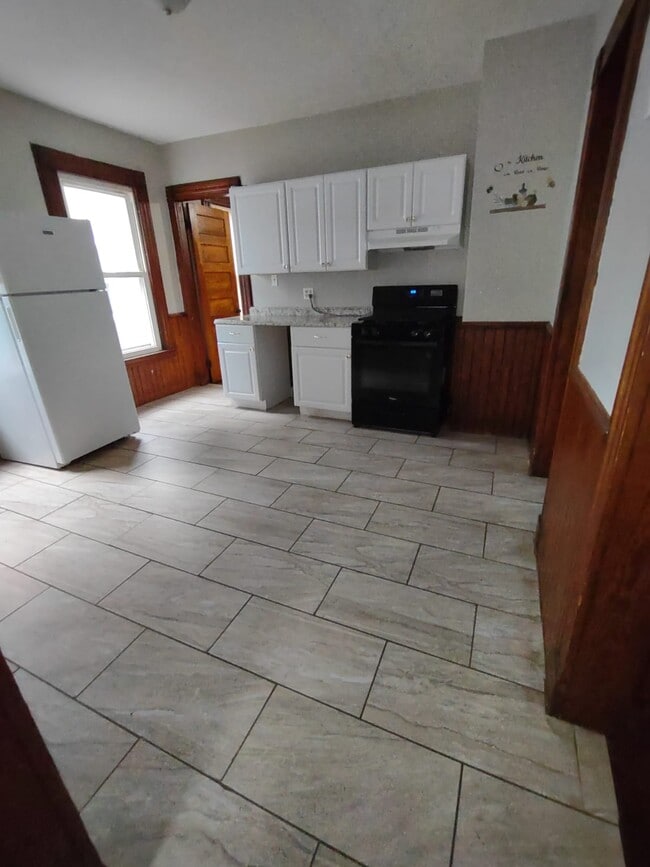 Building Photo - 102 Thompson St Unit 1 Rental