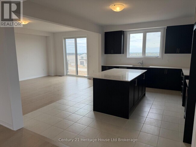 Photo - 571 Telfer St