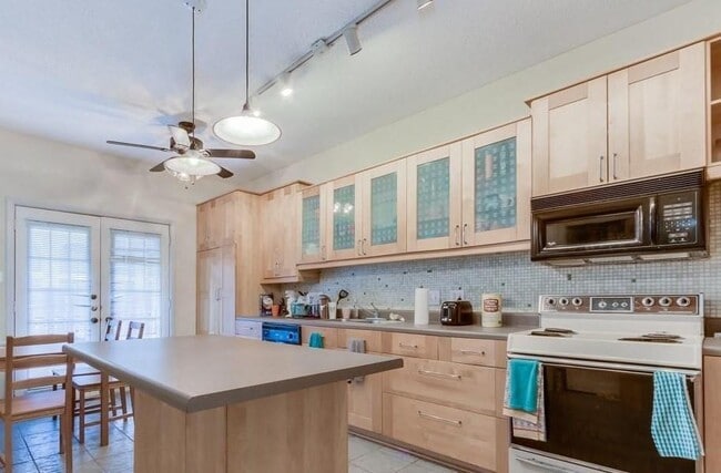Building Photo - 2216 San Gabriel St Unit 107