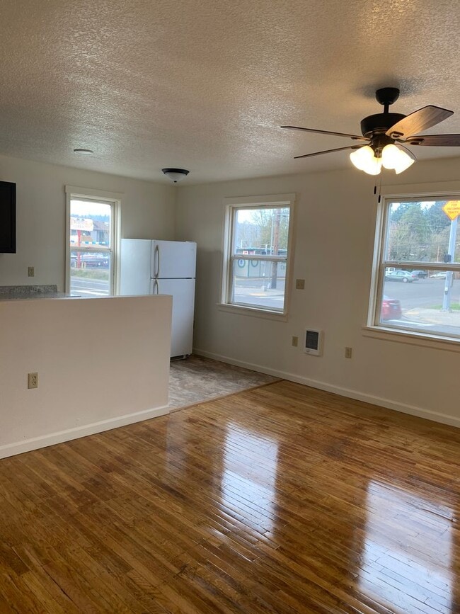 Building Photo - 1 Bedroom Sellwood Unit 1