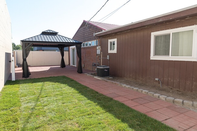 Building Photo - 398 SW 12th St