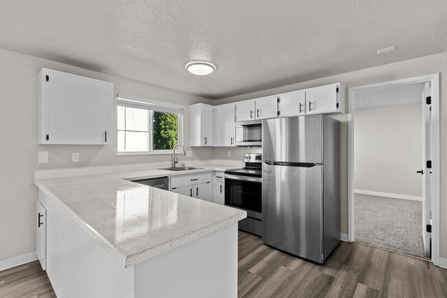 Building Photo - Ground floor 2 bedroom 1 1/2 baths with 1100 square feet!  Dont miss this one with full size wash... Unit 319-1