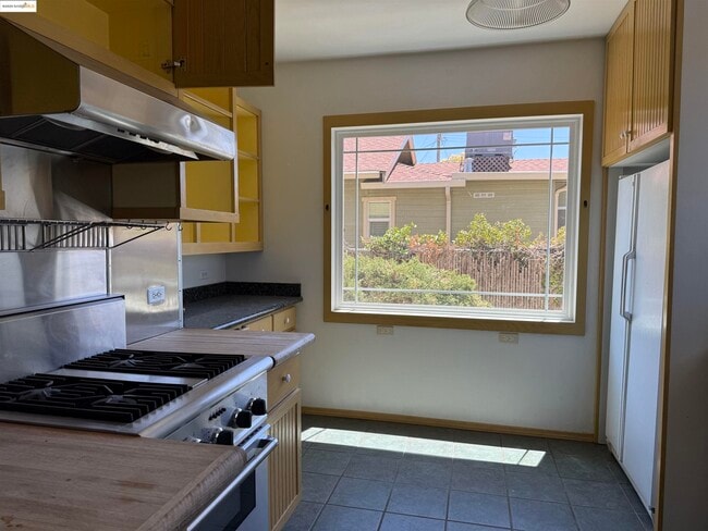 Photo - 561 McLeod St