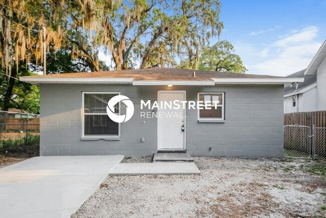 Building Photo - 4 Bedroom Pet-Friendly Home in Tampa, FL with Main Street Renewal