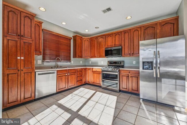 Photo - 43605 Dunhill Cup Square