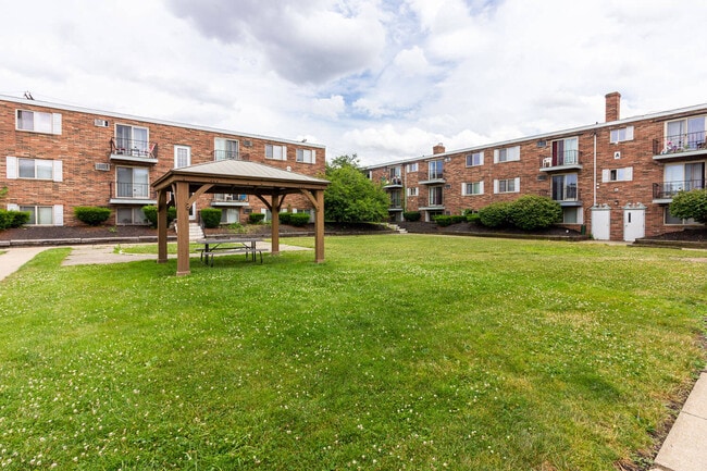 Canterbury Court Apartments - Canterbury Court Apartments