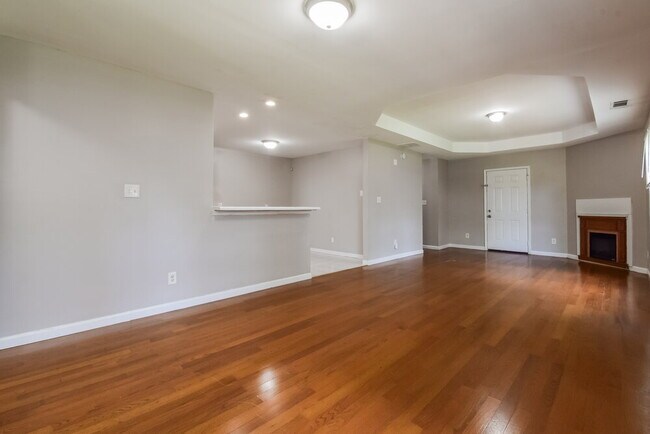 Photo - 700 S Grand Ave NW