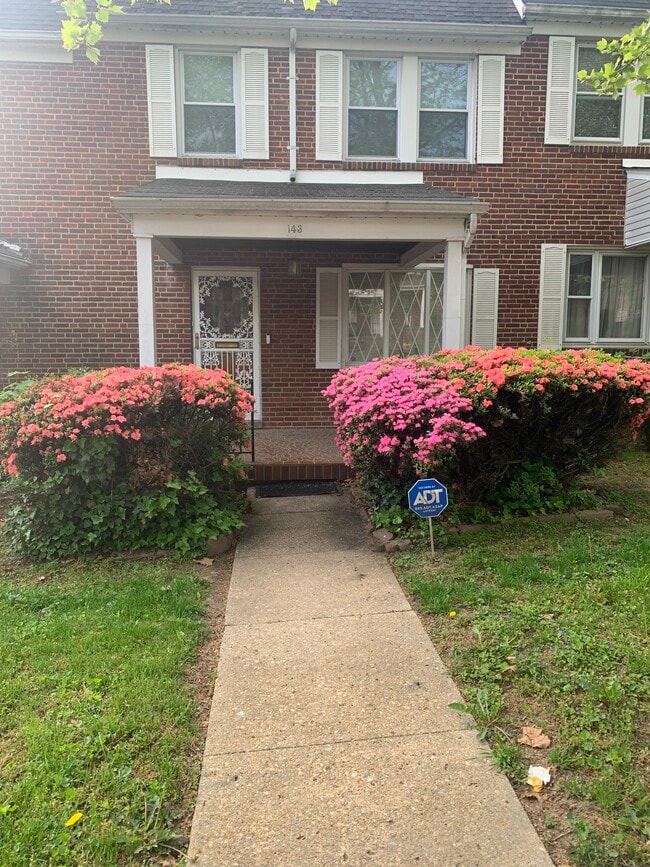 Building Photo - 143 N Edgewood St Rental