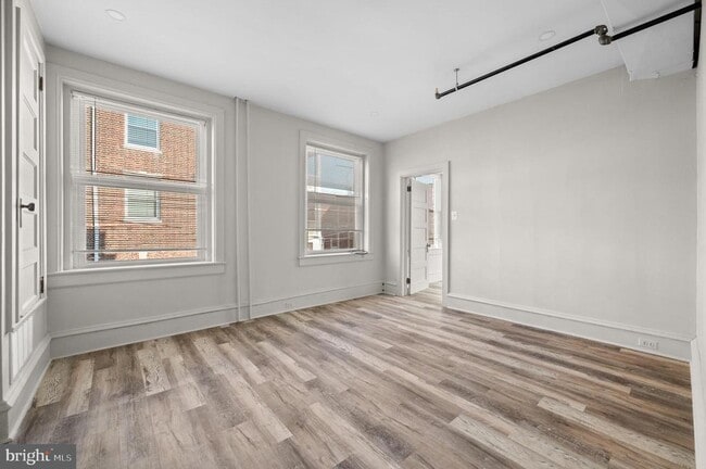 Building Photo - 834 W Lancaster Ave Unit 2R Rental