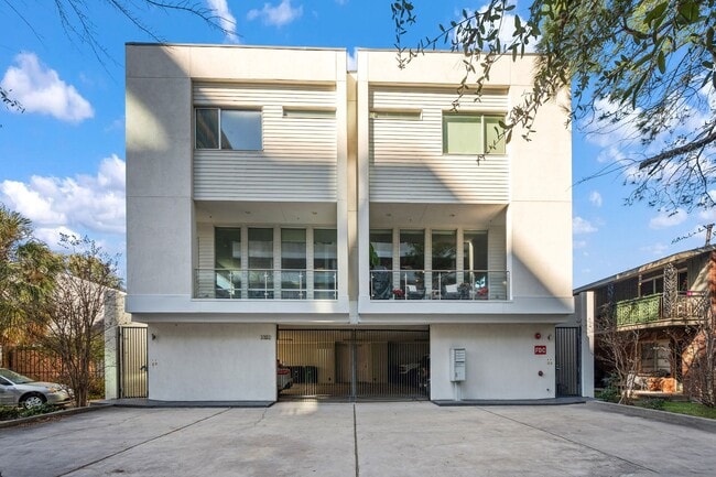 Building Photo - 3302 Lake St Unit 3