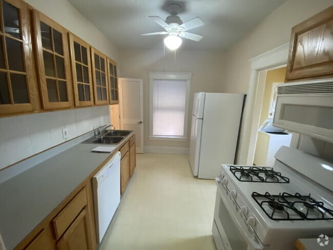 Building Photo - Hidden Historic Cottage House in Desirable... Unit Carriage house
