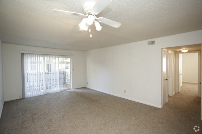 2BR, 1BA - 912 SF