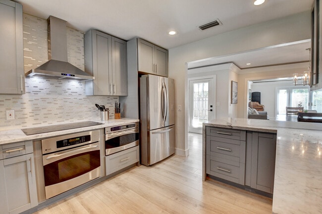 Photo - 400 NE 45th St Casa