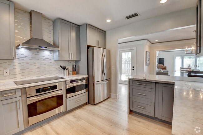 Building Photo - 400 NE 45th St Rental