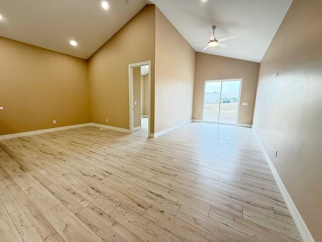 3109 W Laux Dr