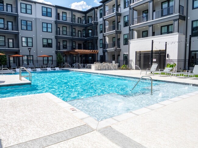 Pool & Outdoor Lounge Area